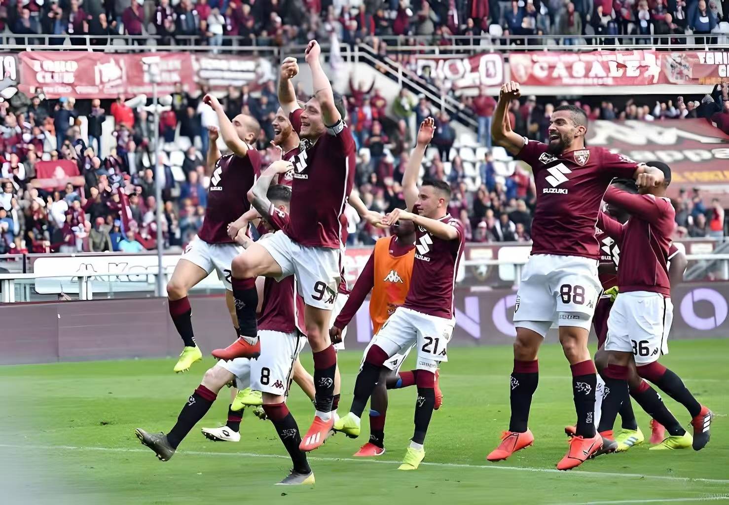 球队在主场比赛中迎来了球迷的热情支持,士气高涨 球队在主场比赛中迎来了球迷的热情支持,士气高涨